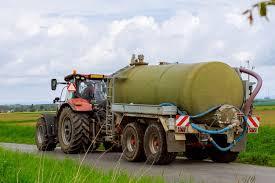 تانکر چرخ دار پشت تراکتوری